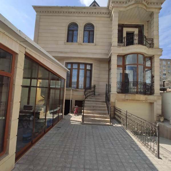 Satılır 6 otaqlı 300 m2 villa Bakıxanov