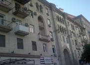 Satılır 3 otaqlı 90 m2 köhnə tikili Axundov bağı