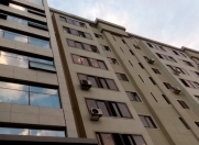 Satılır 3 otaqlı 100 m2 köhnə tikili Ayna Sultanova heykəli