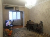 Satılır 2 otaqlı 56 m2 köhnə tikili Neapol dairəsi