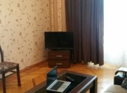 İcarəyə verilir 1 otaqlı 45 m2 köhnə tikili İçəri Şəhər m.