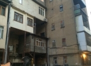 İcarəyə verilir 1 otaqlı 50 m2 köhnə tikili Yasamal r.