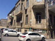 Satılır 6 otaqlı 315 m2 köhnə tikili Axundov bağı