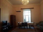 İcarəyə verilir 5 otaqlı 200 m2 köhnə tikili Sahil m.