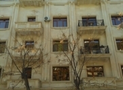 İcarəyə verilir 2 otaqlı 80 m2 köhnə tikili Azneft meydanı