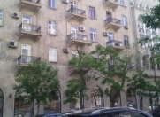 İcarəyə verilir 2 otaqlı 65 m2 köhnə tikili Dövlət İdarəçilik Akademiyası