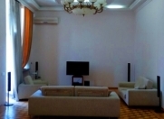 İcarəyə verilir 5 otaqlı 200 m2 köhnə tikili Sahil m.