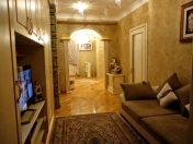 Satılır 8 otaqlı 310 m2 köhnə tikili Səbail r.