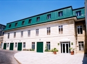 İcarəyə verilir 70 otaqlı 1800 m2 köhnə tikili Nizami m.