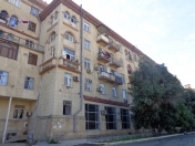 Satılır 2 otaqlı 60 m2 köhnə tikili Elmlər Akademiyası m.