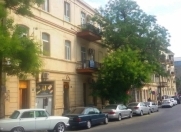 Satılır 2 otaqlı 65 m2 köhnə tikili Axundov bağı