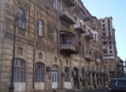 Satılır 2 otaqlı 80 m2 köhnə tikili Axundov bağı