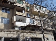 Satılır 3 otaqlı 60 m2 köhnə tikili Yasamal r.