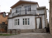 İcarəyə verilir 4 otaqlı 180 m2 həyət evi Qara Qarayev m.