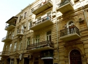 İcarəyə verilir 4 otaqlı 213 m2 köhnə tikili Sahil m.