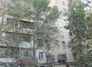 Satılır 2 otaqlı 80 m2 köhnə tikili Axundov bağı