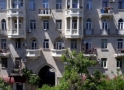 Satılır 3 otaqlı 98 m2 köhnə tikili Axundov bağı