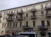 İcarəyə verilir 4 otaqlı 241 m2 köhnə tikili Sahil m.