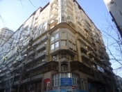 İcarəyə verilir 4 otaqlı 190 m2 yeni tikili Nizami m.