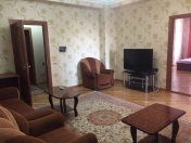 İcarəyə verilir 5 otaqlı 200 m2 yeni tikili Şah İsmayıl Xətai m.