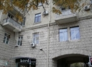 İcarəyə verilir 4 otaqlı 80 m2 köhnə tikili Türkiyə səfirliyi