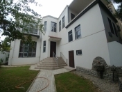 İcarəyə verilir 7 otaqlı 300 m2 ofis Elmlər Akademiyası m.