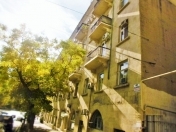 İcarəyə verilir 3 otaqlı 90 m2 köhnə tikili Səbail r.