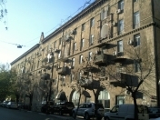 İcarəyə verilir 3 otaqlı 90 m2 köhnə tikili 28 May m.