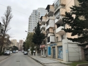 Satılır 3 otaqlı 70 m2 köhnə tikili Yasamal r.
