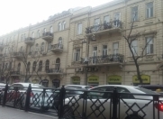 İcarəyə verilir 2 otaqlı 70 m2 köhnə tikili Sahil m.