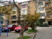 Satılır 2 otaqlı 50 m2 köhnə tikili Ayna Sultanova heykəli