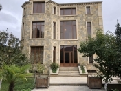 Satılır 12 otaqlı 650 m2 villa Qaraçuxur