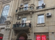 Satılır 4 otaqlı 160 m2 köhnə tikili Nizami kinoteatrı