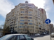 İcarəyə verilir 4 otaqlı 200 m2 yeni tikili Nizami m.