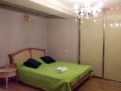 İcarəyə verilir 2 otaqlı 74 m2 köhnə tikili Heydər Əliyev sarayı