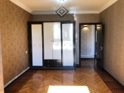Satılır 3 otaqlı 72 m2 köhnə tikili Yasamal r.
