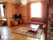 İcarəyə verilir 4 otaqlı 150 m2 yeni tikili Nizami m.