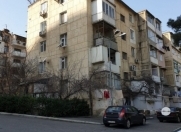 Satılır 3 otaqlı 65 m2 köhnə tikili Yasamal r.