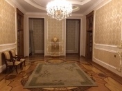 Satılır 6 otaqlı 300 m2 köhnə tikili Sahil m.