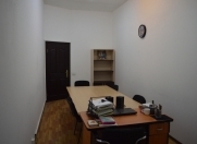 İcarəyə verilir 6 otaqlı 63 m2 ofis Tibb Universiteti