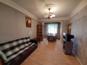 Satılır 2 otaqlı 50 m2 köhnə tikili Memar Əcəmi m.