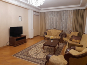 İcarəyə verilir 4 otaqlı 145 m2 yeni tikili Nizami m.