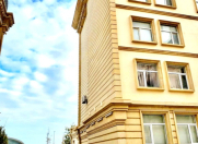 İcarəyə verilir 2 otaqlı 80 m2 köhnə tikili Səbail r.