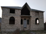 Satılır 4 otaqlı 5.5 m2 həyət evi Buzovna