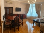İcarəyə verilir 4 otaqlı 210 m2 yeni tikili Nəsimi r.
