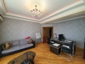 İcarəyə verilir 2 otaqlı 110 m2 ofis Şah İsmayıl Xətai m.