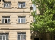 İcarəyə verilir 4 otaqlı 105 m2 köhnə tikili Heydər Əliyev Mərkəzi
