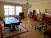 Satılır 4 otaqlı 120 m2 köhnə tikili Ukrayna dairəsi