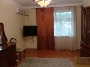 İcarəyə verilir 4 otaqlı 90 m2 köhnə tikili Nəriman Nərimanov m.