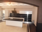 Satılır 5 otaqlı 410 m2 yeni tikili 28 May m.